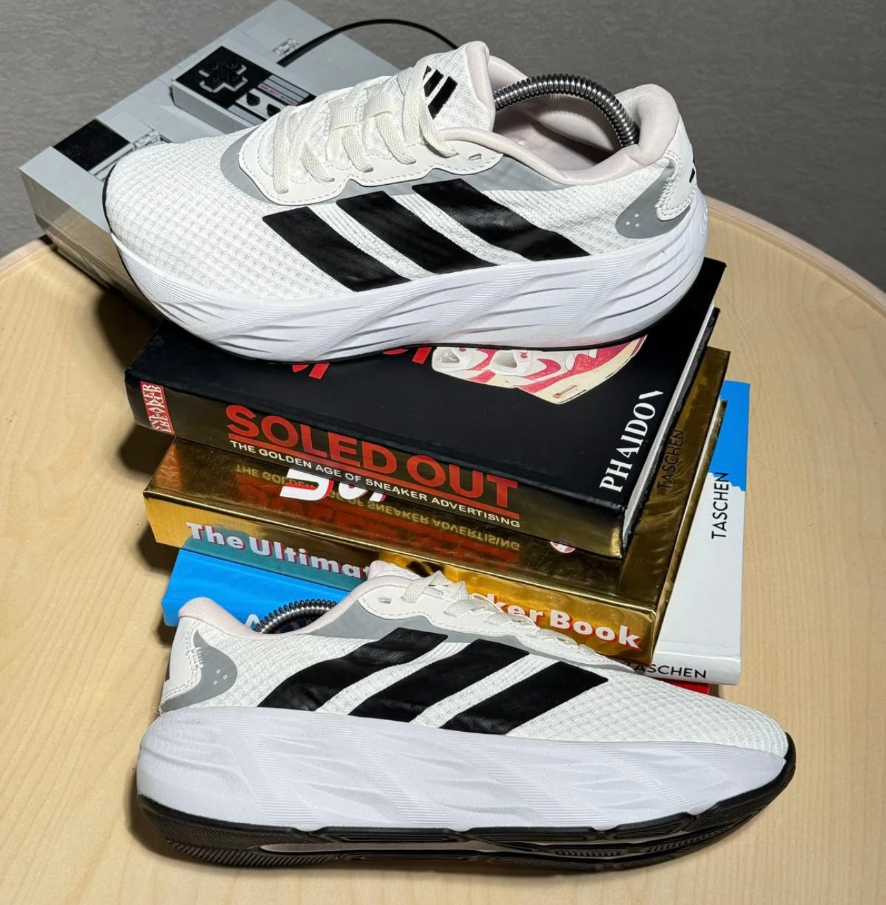 Adds Duramo Speed "White/Black"